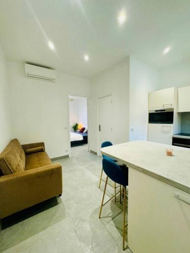 une cuisine et un salon avec un canapé et une table dans l'établissement LEî, à Beaulieu-sur-Mer