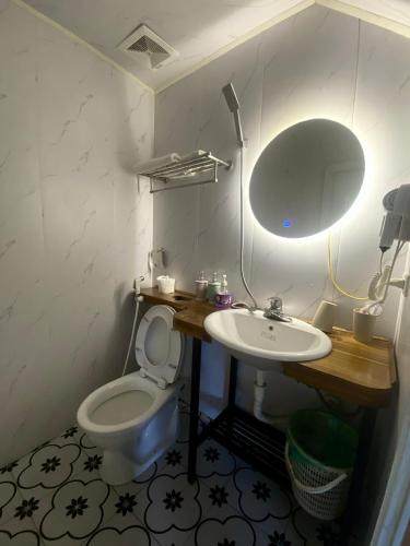 a small bathroom with a toilet and a sink at Nhà Ven Hồ Đồng Đò, Minh Trí, Sóc Sơn, Hà Nội in Hanoi