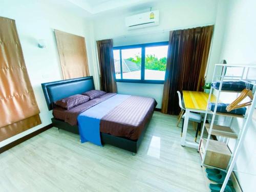 Postel nebo postele na pokoji v ubytování Fhamai Pool Villa Pattaya (บ้านฟ้าใหม่ พูลวิลล่า)