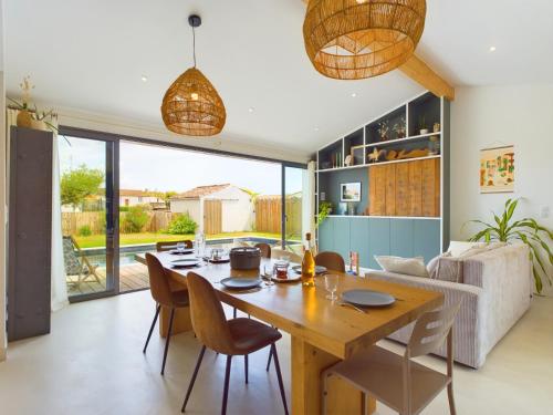 Photo de la galerie de l'établissement Villa d'architecte avec Piscine chauffée et jardin, à Rivedoux-Plage