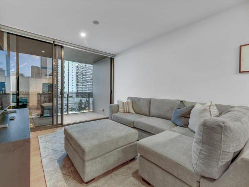 Posezení v ubytování Resort Living 2BR with Pool Spa Gym & Parking