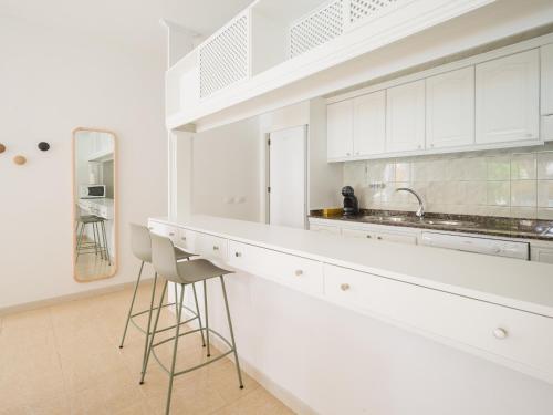 eine weiße Küche mit weißen Schränken und einer Spüle in der Unterkunft Magnífico Timón 8 in Pasito Blanco