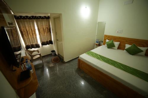 Postel nebo postele na pokoji v ubytování Naksha Tree Hotels - Yelagiri