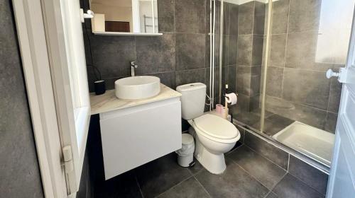 une salle de bain avec toilettes, lavabo et douche dans l'établissement Le Cocon Niçois au Cœur de la Ville - Clim, à Nice