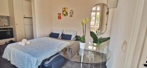 Cette chambre comprend un lit et une table en verre. dans l'établissement Le Cocon Niçois au Cœur de la Ville - Clim, à Nice