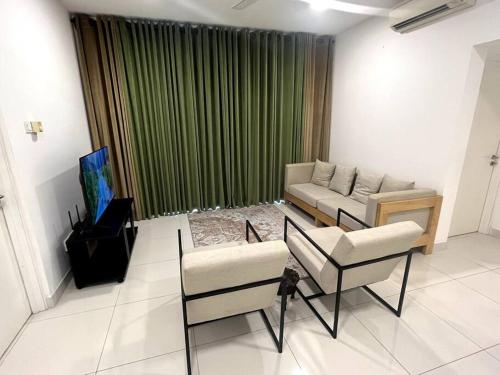 Posezení v ubytování Spacious 2 BR Near Waters Edge