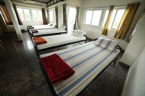 Postel nebo postele na pokoji v ubytování Naksha Tree Hotels - Yelagiri