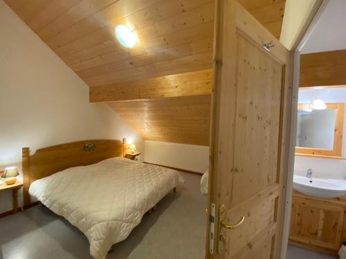 Postel nebo postele na pokoji v ubytování travelski home classic - Les Chalets de la Fontaine du Roi