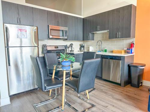 Kuchyň nebo kuchyňský kout v ubytování Cozy 2BR South Loop Condo with Optional Parking and Gym Near McCormick Place, Public Transit & City Hotspots