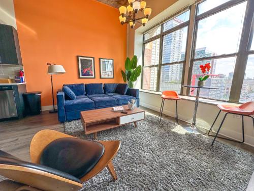 Posezení v ubytování Cozy 2BR South Loop Condo with Optional Parking and Gym Near McCormick Place, Public Transit & City Hotspots
