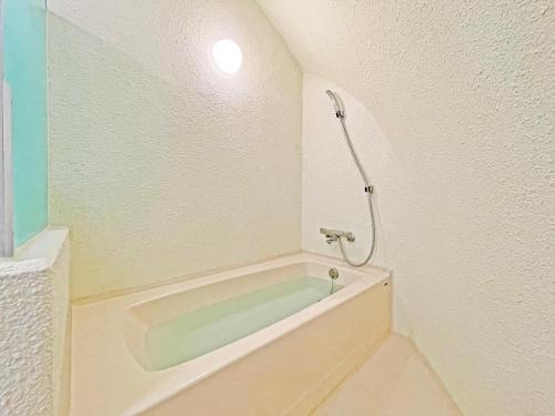 a bath tub with a shower in a bathroom at エンゼルフォレスト白河高原 in Hadori