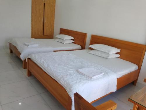 two beds sitting next to each other in a room at Nam Hải Hotel in Vung Tau