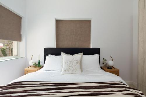 Postel nebo postele na pokoji v ubytování The J Luxury Apartments - By Localz Group
