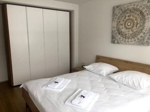 Un pat sau paturi într-o cameră la Very sunny 1BR flat in the city center - West4