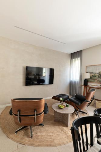 TV a/nebo společenská místnost v ubytování The J Luxury Apartments - By Localz Group