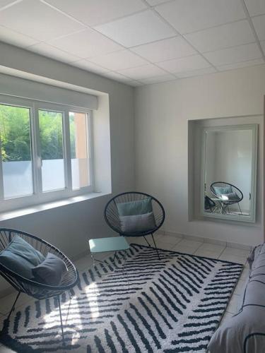 - un salon avec deux chaises et un tapis dans l'établissement Confortable au pied du Vercors, à Pont-en-Royans