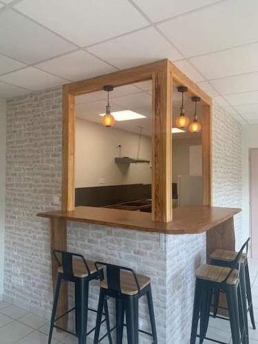 - un bar avec 2 chaises et un miroir dans l'établissement Confortable au pied du Vercors, à Pont-en-Royans