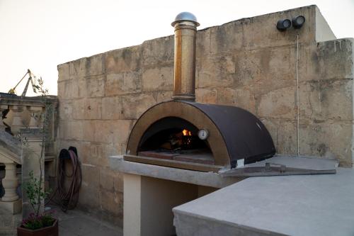 a pizza oven sitting on top of a brick wall at Palazzo Leone - 3 Cities Luxury in Senglea
