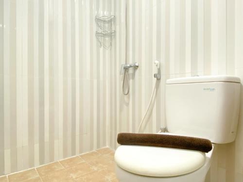 Koupelna v ubytování Homey and Compact Studio at Azalea Suites Apartment By Travelio