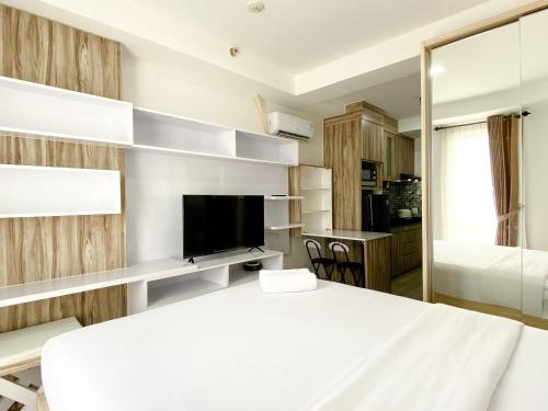 Postel nebo postele na pokoji v ubytování Homey and Compact Studio at Azalea Suites Apartment By Travelio