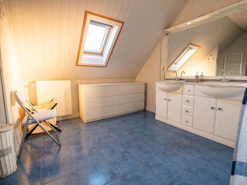 - une salle de bains mansardée avec deux lavabos et un miroir dans l'établissement Jolie Villa avec jardin, à Grigny