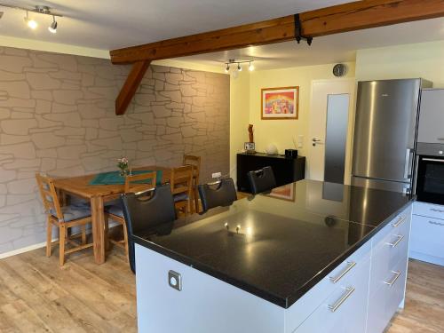 Кухня или мини-кухня в Antoniusblick Vacation Apartment
