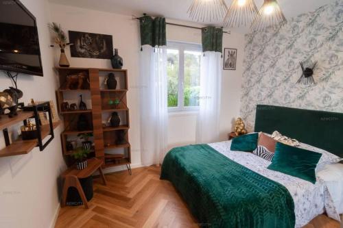 une chambre avec un lit vert et une fenêtre dans l'établissement FREJUS-Villa indépendante piscine et jaccuzzi, à Fréjus