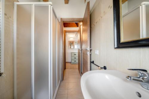 Ένα μπάνιο στο Porto di Mare Bilo & Mono Apartments