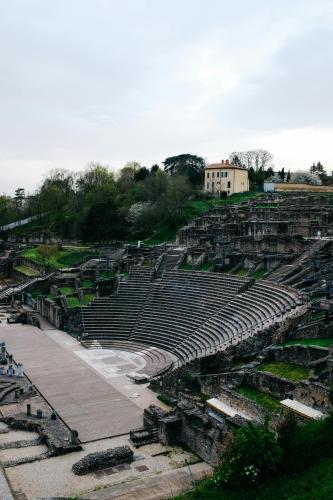 an empty amphitheater with a building in the background at Appart'hôtel Le Clos Lassagne à Brignais - Lyon Sud in Brignais