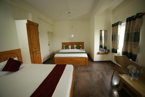 Postel nebo postele na pokoji v ubytování Naksha Tree Hotels - Yelagiri