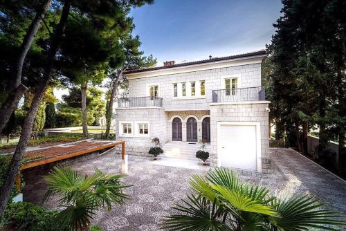 Fancy Modern Villa with Deluxe Interior