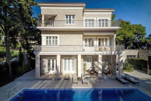 Fancy Modern Villa with Deluxe Interior