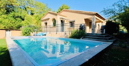 une piscine devant une maison dans l'établissement Magnifique Villa piscine, à Fabrègues