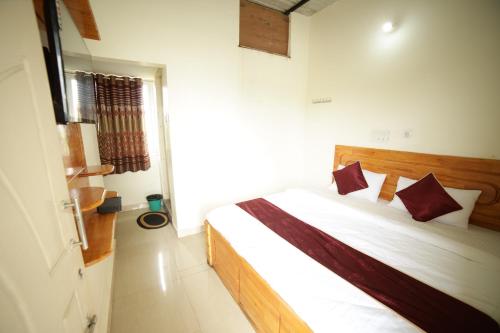 Postel nebo postele na pokoji v ubytování Naksha Tree Hotels - Yelagiri