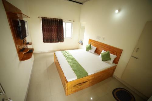 Postel nebo postele na pokoji v ubytování Naksha Tree Hotels - Yelagiri