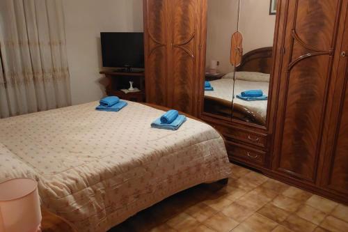 a bedroom with two beds with blue towels on them at Viepri centro in Rocchette