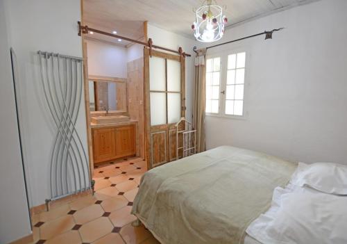 une chambre avec un lit et une salle de bain avec un lavabo dans l'établissement A bel air en Luberon, à Gargas