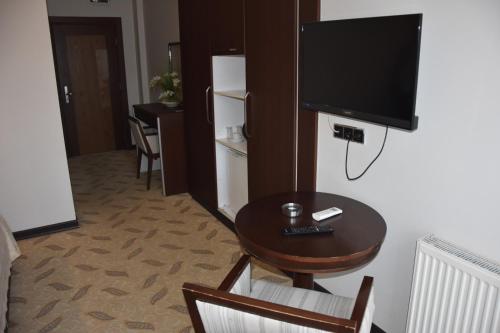 Una televisión o centro de entretenimiento en Koç Otel Çankırı