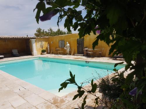une piscine devant une maison dans l'établissement A bel air en Luberon, à Gargas
