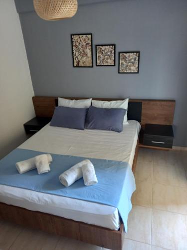 - une chambre avec un lit et 2 serviettes de toilette dans l'établissement ΑΝΝΑ, à Nea Skioni