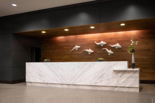 Лобби или стойка регистрации в Seattle Marriott Redmond