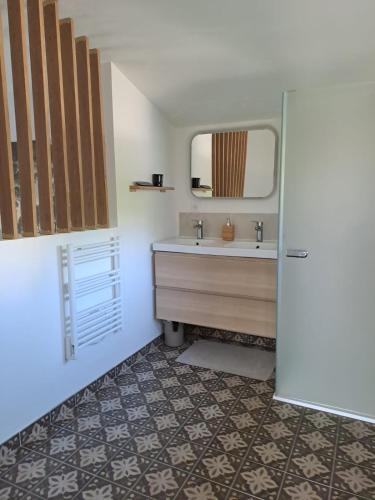 une salle de bain avec un lavabo et un miroir dans l'établissement Belle maison proche centre ville et plage (3,5km), à Fouesnant