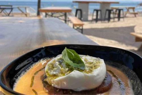 un bol de nourriture avec une feuille verte en haut dans l'établissement Appartement Plage de Ferrieres, à Martigues