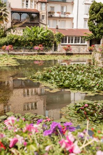 Taman di luar Au Formi'Dole, terrasse avec vue canal
