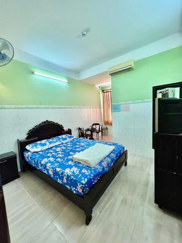 a bedroom with a bed and a tv in it at Phi Long 2 Hotel Thu Dau Mot in Thu Dau Mot