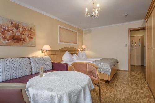 Ένα ή περισσότερα κρεβάτια σε δωμάτιο στο Hotel Alpenblick