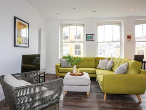Ruang duduk di Harbourside Apartment