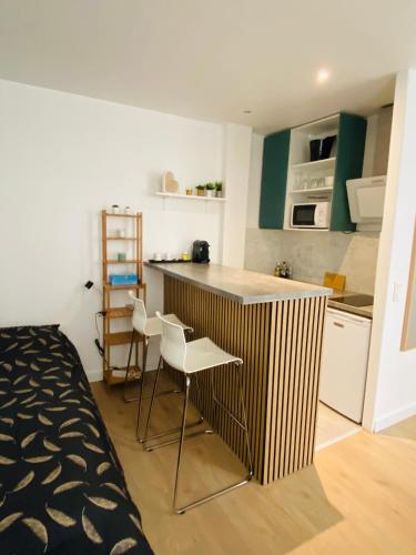 une petite cuisine avec une table et des chaises dans une pièce dans l'établissement Appartement entier aux Abbesses - Montmartre - Flat in Montmartre, à Paris