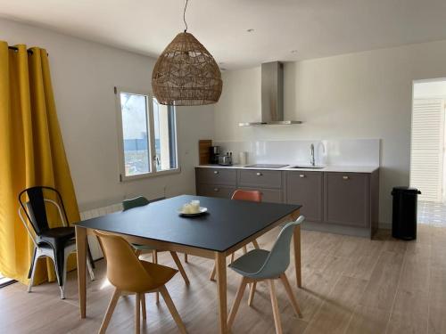Η κουζίνα ή μικρή κουζίνα στο Maison lumineuse - vue sur mer à 150m de la plage