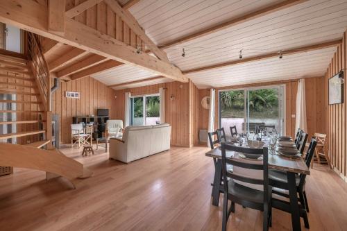 une salle à manger avec une table et des chaises dans l'établissement Maison pour 8 personnes - 300m de la plage, à Saint-Michel-Chef-Chef